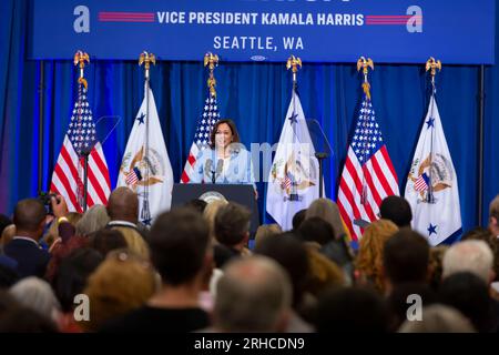 Seattle, Washington, USA. 15 agosto 2023. Il Vicepresidente Kamala Harris interviene a un evento che celebra il primo anniversario della firma della legge sulla riduzione dell'inflazione presso McKinstry, una società di costruzioni di energia verde, nel distretto industriale di Seattle. Credito: Paul Christian Gordon/Alamy Live News Foto Stock