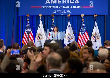 Seattle, Washington, USA. 15 agosto 2023. Il Vicepresidente Kamala Harris interviene a un evento che celebra il primo anniversario della firma della legge sulla riduzione dell'inflazione presso McKinstry, una società di costruzioni di energia verde, nel distretto industriale di Seattle. Credito: Paul Christian Gordon/Alamy Live News Foto Stock