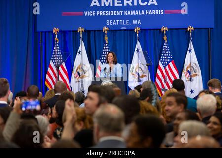 Seattle, Washington, USA. 15 agosto 2023. Il Vicepresidente Kamala Harris interviene a un evento che celebra il primo anniversario della firma della legge sulla riduzione dell'inflazione presso McKinstry, una società di costruzioni di energia verde, nel distretto industriale di Seattle. Credito: Paul Christian Gordon/Alamy Live News Foto Stock