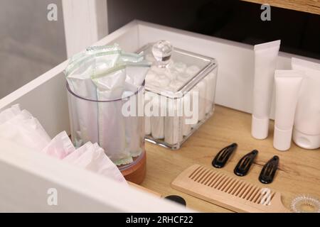 Cassetto per armadi aperto con tamponi e prodotti per l'igiene femminile, primo piano Foto Stock