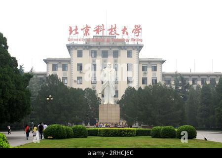 Pechino agosto 30£la statua di Mao Zedong nel campus, l'Università della Scienza e della tecnologia Pechino il 30 agosto 2011. Università di Scienze Foto Stock