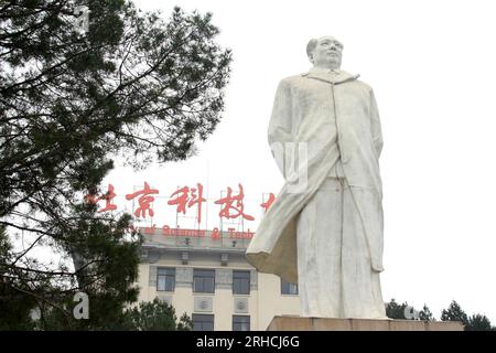 Pechino agosto 30£la statua di Mao Zedong nel campus, l'Università della Scienza e della tecnologia Pechino il 30 agosto 2011. Università di Scienze Foto Stock