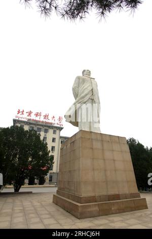 Pechino agosto 30£la statua di Mao Zedong nel campus, l'Università della Scienza e della tecnologia Pechino il 30 agosto 2011. Università di Scienze Foto Stock