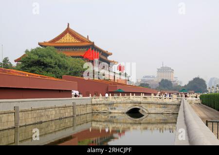 Pechino 11 settembre: Torre Tiananmen e ponte Jinshui in marmo bianco a Pechino l'11 settembre 2011. Tiananmen si trova nella capitale delle persone Foto Stock