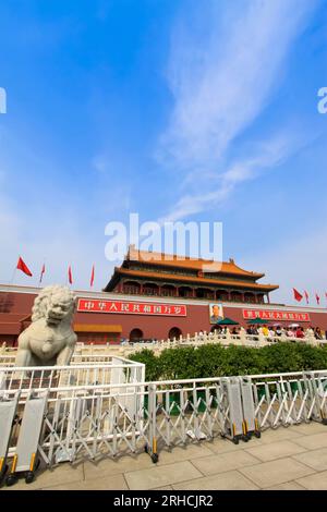 Pechino 11 settembre: Torre Tiananmen e ringhiere metalliche a Pechino l'11 settembre 2011. Tiananmen si trova nella capitale della Repubblica Popolare Foto Stock