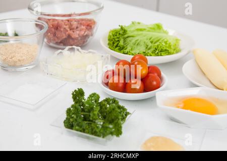 Ingredienti per hamburger. Preparazione passo-passo dei mini hamburger. Mini hamburger fatti in casa per bambini o antipasti. Piccoli hamburger. Foto Stock