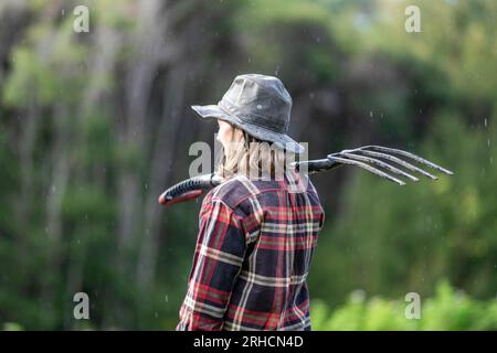 agricoltore donna che lavora in agricoltura con un cappello Foto Stock