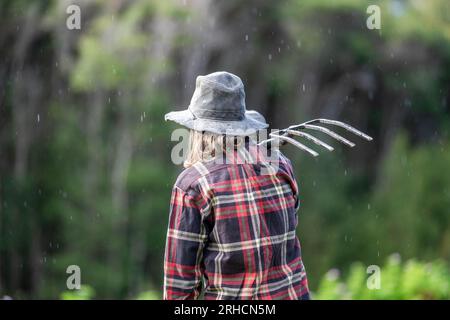 agricoltore donna che lavora in agricoltura con un cappello Foto Stock