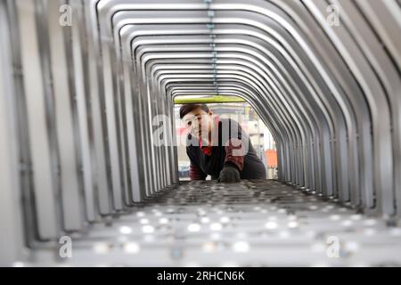 BINZHOU, CINA - 15 AGOSTO 2023 - Un lavoratore prepara un ordine presso un'officina di un produttore di ricambi auto nella città di Binzhou, provincia di Shandong, Cina, A Foto Stock