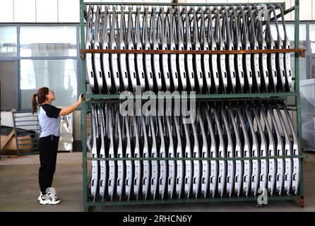 BINZHOU, CINA - 15 AGOSTO 2023 - Un lavoratore prepara un ordine presso un'officina di un produttore di ricambi auto nella città di Binzhou, provincia di Shandong, Cina, A Foto Stock