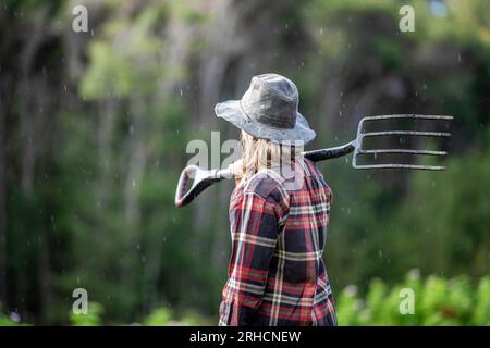 agricoltore donna che lavora in agricoltura con un cappello Foto Stock