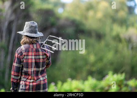 agricoltore donna che lavora in agricoltura con un cappello Foto Stock