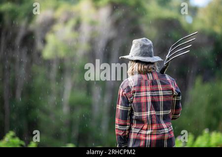 agricoltore donna che lavora in agricoltura con un cappello Foto Stock