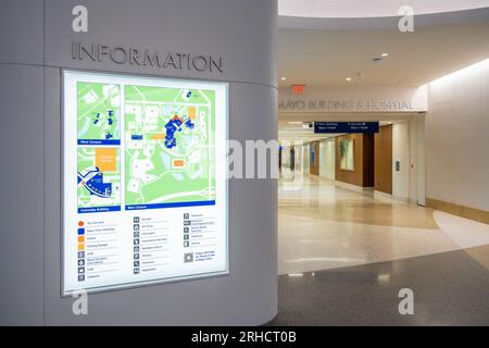 Segnaletica informativa con mappe del campus ospedaliero presso la Mayo Clinic di Jacksonville, Florida. (USA) Foto Stock