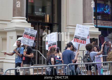 New York, Stati Uniti. 15 agosto 2023. NEW YORK NEW YORK - 15 AGOSTO: I membri della Writers Guild of America e i sostenitori camminano su una linea di picchetti fuori dall'ufficio Netflix e Warner Bros./ Discovery il 15 agosto 2023 a New York City. I membri della SAG-AFTRA e della WGA (Writers Guild of America) sono entrambi usciti nel loro primo attacco congiunto contro gli studi dal 1960. Crediti: Ron Adar/Alamy Live News Foto Stock