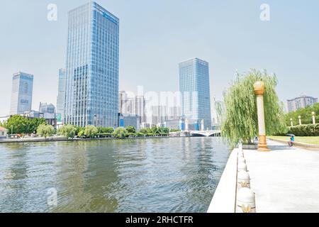 La bellezza di una giornata lungo il fiume di Tianjin Foto Stock