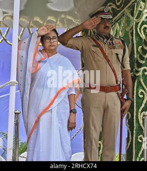 Calcutta, Bengala Occidentale, India. 15 agosto 2023. Il primo ministro del Bengala Occidentale Mamata Banerjee durante la celebrazione del 77° giorno dell'indipendenza a Calcutta Red Road. (Immagine di credito: © Dipa Chakraborty/Pacific Press via ZUMA Press Wire) SOLO USO EDITORIALE! Non per USO commerciale! Foto Stock