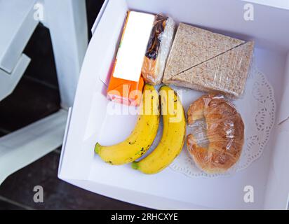 Pranzo al sacco con panino. Frutta accesa. Concetto di alimentazione sana, vista dall'alto. Foto Stock