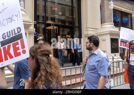 New York, New York, USA. 15 agosto 2023. (NUOVO) picchetto Writers Guild of America. 15 agosto 2023, New York, New York, USA: I membri in sciopero della Writers Guild of America e i sostenitori camminano su una linea di picchetti fuori dall'ufficio Netflix e Warner Bros./ Discovery il 15 agosto 2023 a New York City. I membri della SAG-AFTRA e della WGA (Writers Guild of America) sono entrambi usciti nel loro primo attacco congiunto contro gli studi dal 1960. (Credito: M10s/TheNews2) (foto: M10s/Thenews2/Zumapress) (immagine di credito: © M10s/TheNEWS2 via ZUMA Press Wire) SOLO USO EDITORIALE! Non per USO commerciale! Foto Stock