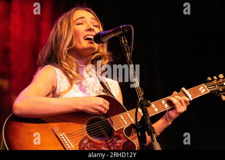 Lucy Johnston dei Bell Row si esibisce dal vivo per Eddie Owen Presents alla Red Clay Music Foundry di Duluth, Georgia, appena a nord-est di Atlanta. (USA) Foto Stock