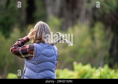 contadina in un campo su un'australia sotto la pioggia Foto Stock