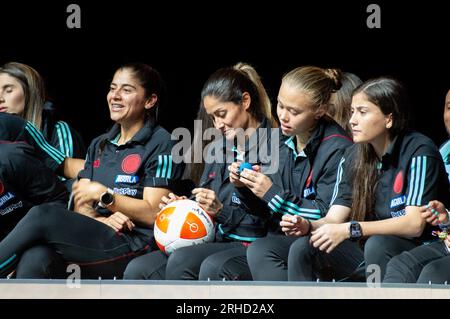 Bogotà, Colombia. 3 gennaio 2014. I membri della nazionale colombiana firmano un pallone durante l'evento di benvenuto della nazionale colombiana di calcio femminile dopo la Coppa del mondo femminile australiana e neozelandese a Bogotà, in Colombia, il 15 agosto 2023. Foto di: Chepa Beltran/Long Visual Press Credit: Long Visual Press/Alamy Live News Foto Stock