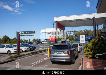 Australia, ristorante McDonalds, servizio di hamburger e patatine al Port Macquarie Servic8ce Center, accanto alla Pacific Highway Road, New South Wales, Australia Foto Stock