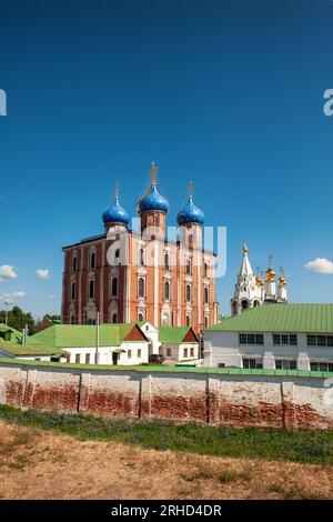 Cremlino di Ryazan, Russia. Cattedrale della Dormizione (centro, costruito nel 1693-1699), Cattedrale della Natività di Cristo (sinistra, fondata nel XV secolo) e. Foto Stock