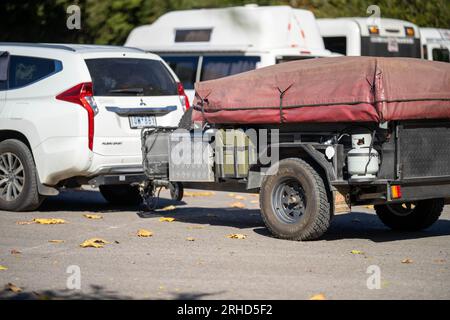 il camper è agganciato all'auto in un parcheggio in america Foto Stock