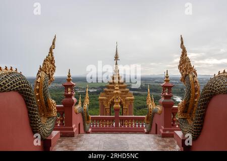 Wat Phrathat Doi Phra Chan e vista del paesaggio in una giornata di pioggia, tempio buddista nella provincia di Lampang, Thailandia settentrionale. Foto Stock