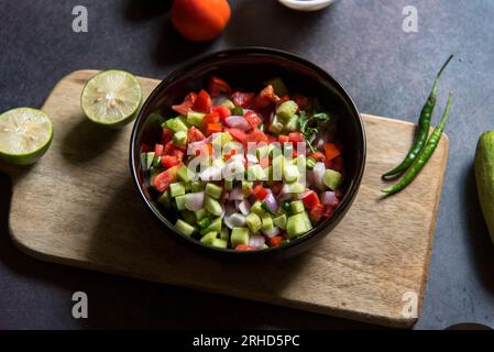 Primo piano dell'insalata verde mista in un recipiente. Messa a fuoco selettiva. Foto Stock