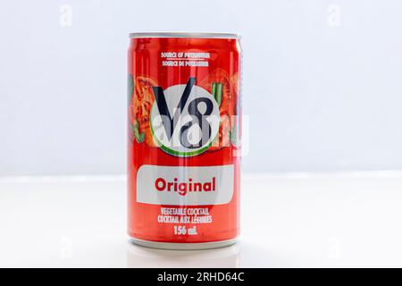 Calgary, Alberta, Canada. 4 agosto 2023. Una piccola lattina di succo vegetale V8. Lattina da cocktail vegetale originale da 156 ml Foto Stock