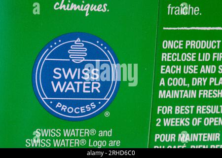 Calgary, Alberta, Canada. 1 agosto 2023. Logo Swiss Water Process su una confezione di caffè decaffeinato. Il processo rimuove la caffeina ammorbidendo delicatamente i chicchi verdi Foto Stock