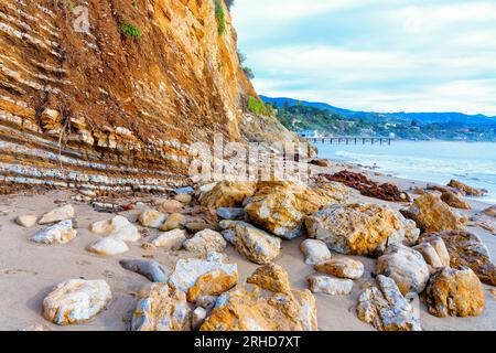 Costa della California con enormi formazioni rocciose, costa rocciosa e splendide nuvole sull'oceano a Malibu. Foto Stock