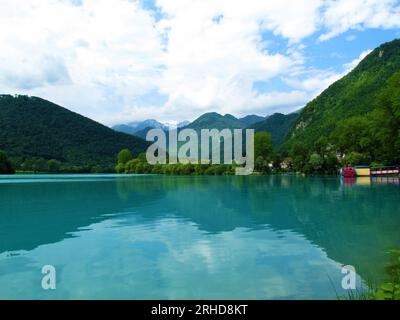 Lago color turchese al Most na Soci nella regione Littoral della Slovenia e montagne delle alpi Giulie alle spalle in estate Foto Stock