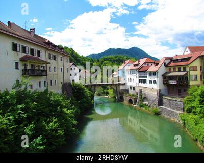 Kamniti Most ponte sul fiume Selska Sora a Skofja Loka, Slovenia e dietro la collina Lubnik Foto Stock