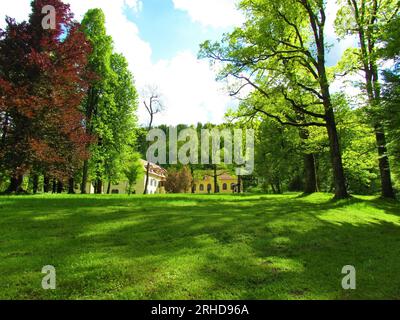 Parco ed edifici accanto al castello di Sneznik a Notranjska, Slovenia Foto Stock