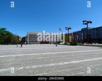 Assemblea nazionale della Slovenia e Piazza della Repubblica a Lubiana Foto Stock