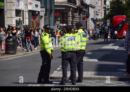 Londra, Regno Unito. 9 agosto 2023. Gli agenti di polizia pattugliano Oxford Street dopo un post sui social media, secondo quanto riferito, ha organizzato un evento di taccheggio di massa. Foto Stock