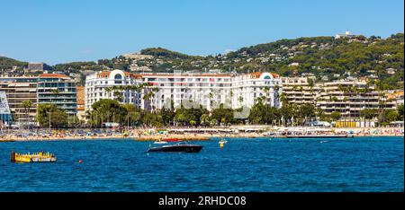 Cannes, Francia - 31 luglio 2022: Centro di Cannes con porto per yacht e porticciolo e festival del cinema Palazzo dei Festival e Congressi Foto Stock