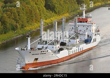 Nave cargo refrigerata, RUSCELLO ARANCIONE che passa attraverso il canale Kiel Foto Stock