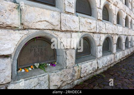 Peter Pan esisteva davvero. Era un soldato ungherese che morì sul Monte Grappa durante la grande Guerra ed è ora sepolto nel memoriale. Foto Stock