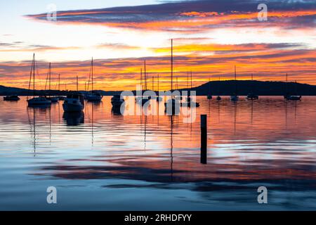 Un giorno perfetto: Alba sul Brisbane Water a Koolewong sulla Central Coast, NSW, Australia. Foto Stock