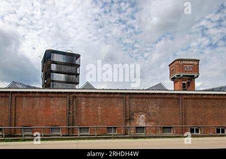 Enschede, Paesi Bassi, 9 agosto 2023: Vecchia fabbrica tessile nel quartiere di Roombeek convertita in museo dopo il disastro dei fuochi d'artificio Foto Stock