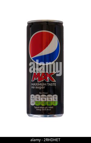 Lattina di Pepsi Max gusto massimo senza zucchero isolato su sfondo bianco Foto Stock