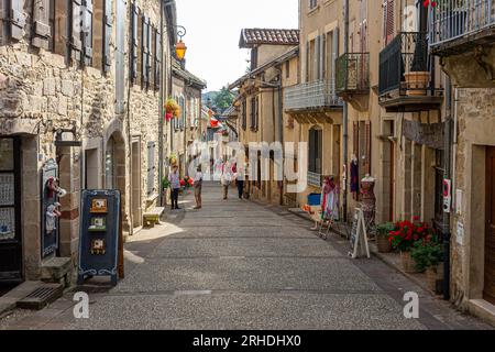Najac, Francia. Un bellissimo villaggio nel dipartimento di Aveyron con edifici storici medievali e architettura e un castello parzialmente in rovina Foto Stock