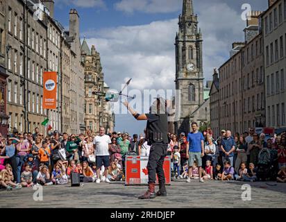 2023 Edinburgh Festival Fringe, Royal Mile, Scozia, Regno Unito Foto Stock