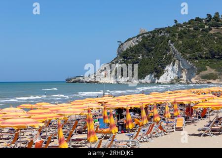 VIESTE, 6 LUGLIO 2022 - Vista della spiaggia di Vieste in Puglia Foto Stock