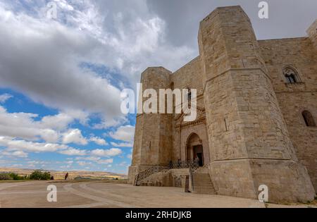 ANDRIA, ITALIA, 8 LUGLIO 2022 - Vista di Castel del Monte, costruito a forma ottagonale, provincia di Andria, Puglia, Italia Foto Stock