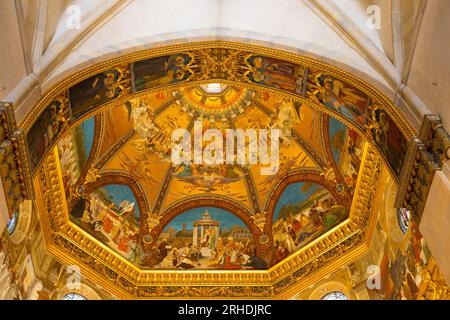 LORETO, 5 LUGLIO 2022 - l'interno affrescato dell'abside del Santuario della Santa Casa di Loreto, Italia Foto Stock